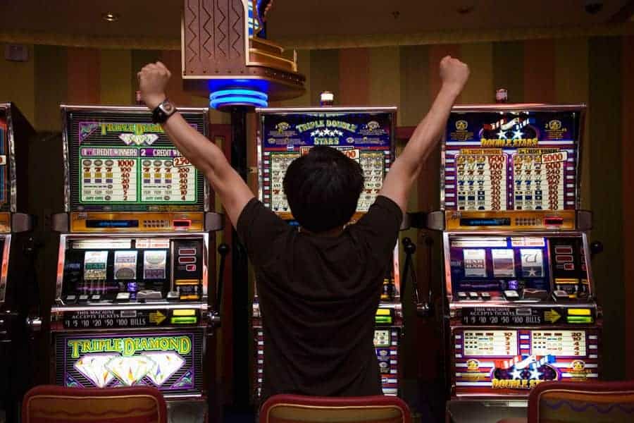 Hướng dẫn cách chơi Slot Machine dễ dàng tại các sòng bài casino - Hình 1 huong dan cach choi slot machine de dang tai cac song bai casino - hinh 1