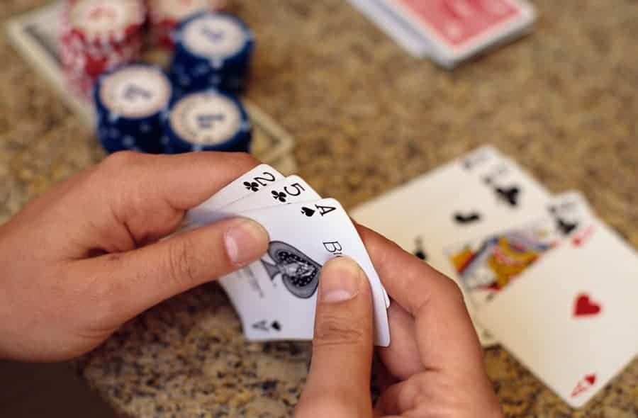 Người chơi nên chọn trường phái nào để chơi Poker là chuẩn nhất - Hình 2 nguoi choi nen chon truong phai nao de choi poker la chuan nhat - hinh 2