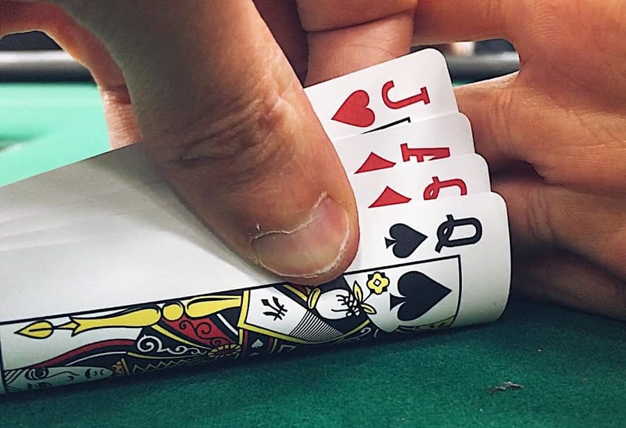 Trải nghiệm những phút giây thăng hoa của bài Baccarat - Hình 1 trai nghiem nhung phut giay thang hoa cua bai baccarat - hinh 1