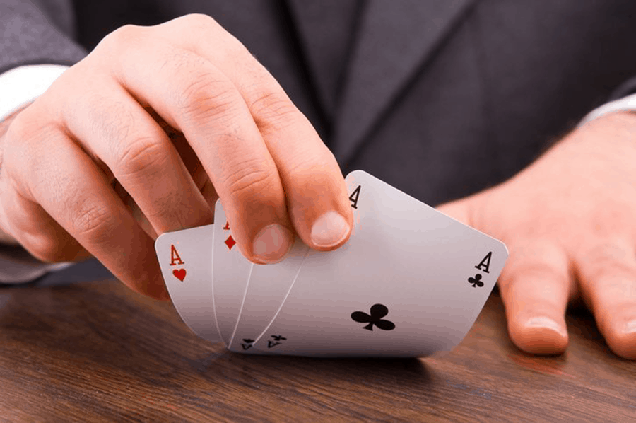 Luật chơi BlackJack và những mẹo chơi cho người mới - Hình 3 luat choi blackjack va nhung meo choi cho nguoi moi - hinh 3