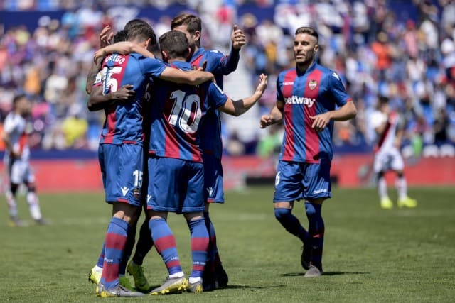 Soi kèo nhà cái bóng đá trận Levante và Sevilla