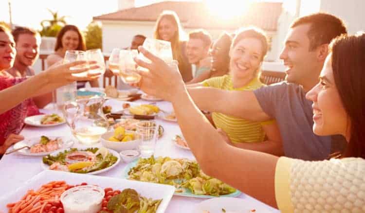 Điềm báo giấc mơ thấy ăn tiệc và con số phát tài? Diem bao giac mo thay an tiec va con so phat tai?