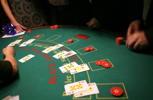 Khái niệm và mối quan hệ giữa nhà cái và trò chơi Blackjack Khai niem va moi quan he giua nha cai va tro choi Blackjack