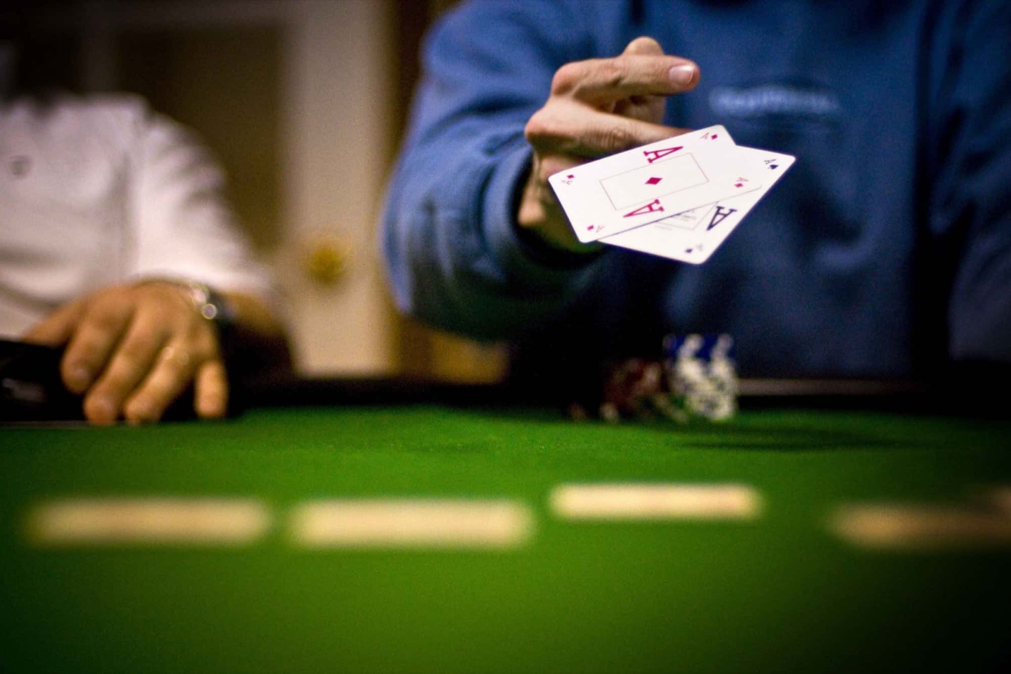 Kinh nghiệm để giúp bạn kiếm tiền sành sỏi khi chơi Poker online