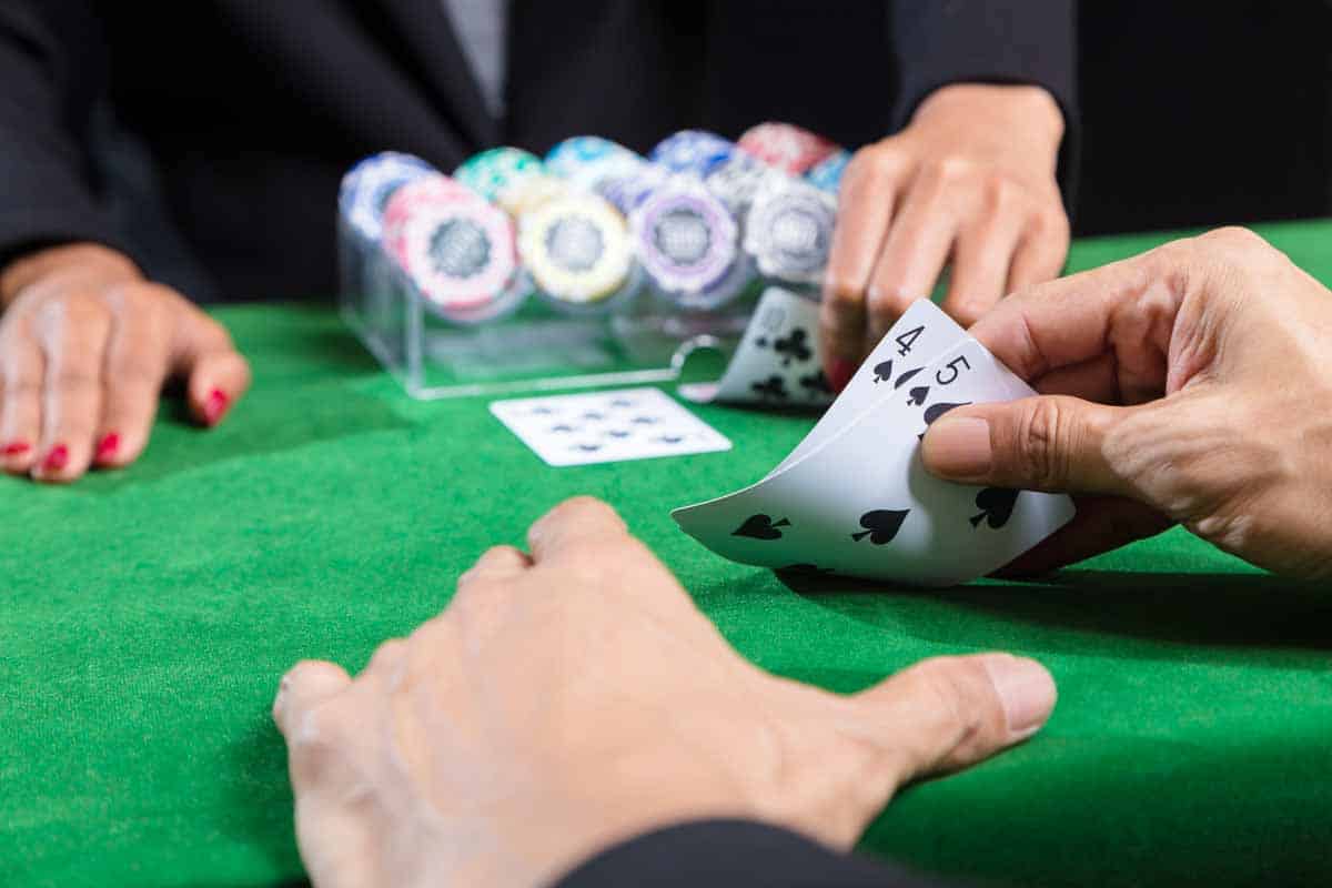 Kiếm tiền từ game bài đơn giản như bài Baccarat liệu có khó?